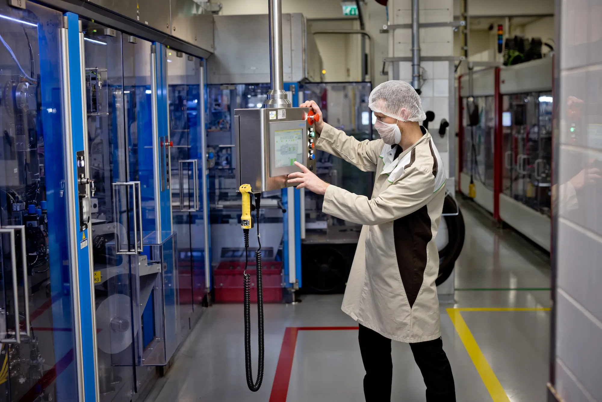 1K9A3349 Operator aan het werk met een productiemachine